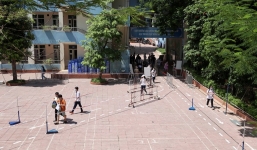 Thi tốt nghiệp THPT: 101.000 sĩ tử Thủ đô đội nắng đi làm thủ tục dự thi