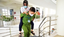 Thi tốt nghiệp THPT năm 2021: Xúc động hình ảnh chiến sĩ công an cõng sĩ tử vào phòng làm thủ tục thi