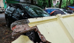 Hà Nội: Bức tường trường mầm non đổ sập trong cơn mưa, đè hàng loạt ô tô trên vỉa hè