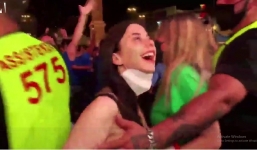 Nữ CĐV xinh đẹp 'đi bão' mừng Italia vô địch EURO 2020, bàn tay hư của nam cảnh sát gây chú ý