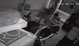 Ngồi yên trong nhà cũng dính hạn, chủ nhà bị tử tù mắc COVID-19 ghé vào xin nước, hỏi đường