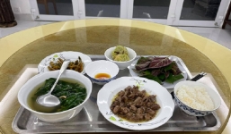 Về đoàn tụ cùng gia đình, ông Đoàn Ngọc Hải vẫn phải ăn cơm một mình vì cà nhà ai cũng 'sợ'