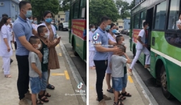 Xúc động khoảnh khắc bé trai khóc nức nở tiễn mẹ lên đường vào Nam chống dịch