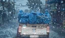 Xúc động khoảnh khắc những bóng áo xanh choàng vai nhau dưới cơn mưa tầm tã