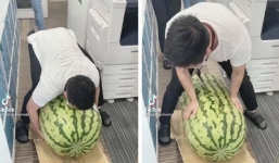 Chật vật bổ quả dưa hấu to như con lợn 1 tạ, cả văn phòng chưng hửng khi thấy ruột bên trong