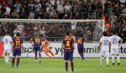 Ronaldinho lại làm say đắm các hàng triệu CĐV, suýt ghi bàn từ cự ly 40m