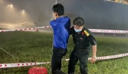 Xúc động hình ảnh cán bộ chiến sĩ dầm mưa, gồng mình giữ chốt kiểm dịch trong cơn giông lớn