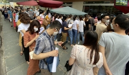 Hàng trăm người chen chúc đăng ký tiêm vaccine ở viện E: Bí thư Hà Nội chỉ đạo khẩn