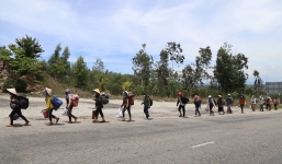 Mất việc do dịch, 30 lao động nghèo ăn mì tôm sống, đi bộ xuyên đêm từ Bình Định về Quảng Ngãi