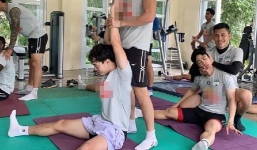 Công Phượng lại gây sốt với loạt biểu cảm cực 'mặn' trong lúc tập luyện, fans khuyên nên đi diễn hài