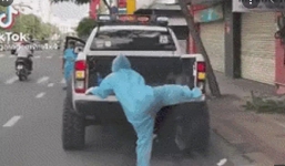 Khoảnh khắc nữ tình nguyện viên chật vật leo lên xe bán tải để đi làm nhiệm vụ 'gây bão' MXH