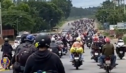Xúc động clip CSGT, lực lượng chức năng 'hộ tống' hàng nghìn người đi xe máy từ TP HCM về quê