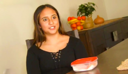 Nhờ bán 1 miếng bim bim lạ, cô bé 13 tuổi kiếm được hơn 330 triệu