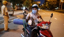 Ông bố lao ra đường chở bình oxy sau giờ giới nghiêm, câu chuyện phía sau khiến ai cũng mủi lòng