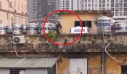 Người phụ nữ chạy thể dục trên mái nhà tập thể, dân mạng tranh cãi có vi phạm Chỉ thị 16 không?