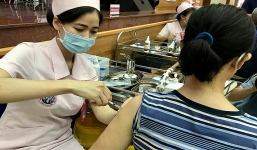 Tạm đình chỉ cán bộ phường ưu ái đưa chồng và người nhà vào danh sách tiêm vaccine