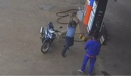 Bị nhắc đeo khẩu trang, nguyên PCT huyện ném sầu riêng trúng mặt nhân viên cây xăng