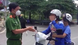 Ngang ngược đòi thông chốt, người phụ nữ im bặt sau câu nói đầy uy lực của vị chỉ huy