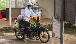 Tính đi bộ hơn 500 km về quê tránh dịch, 2 công nhân mất việc được người dân góp tiền mua tặng xe máy