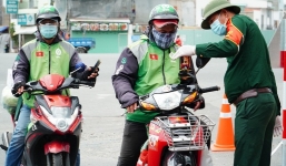 Giấy thông hành giả mạo mẫu thẻ Grab được bán tràn lan trên mạng với giá 10.000 đồng