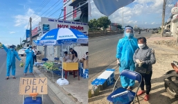 Ấm lòng khoảnh khắc người phụ nữ đi dép tổ ong, cầm xấp tiền hỗ trợ bà con hồi hương tránh dịch 