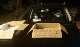 Xúc động hình ảnh người phụ nữ đợi từ đêm đến sáng để tặng người dân về quê tránh dịch mỗi người 500k