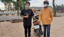 Nam thanh niên nhận được món quà xúc động sau 4 ngày cuốc bộ từ Bình Phước để về quê