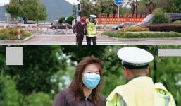 Ân cần dìu bà lão sang đường, anh cảnh sát đứng hình vì nhận được món quà bất ngờ