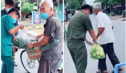 Cụ ông đạp xe, tay run rẩy đưa túi trái cây tặng cán bộ chống dịch khiến tất cả cảm động