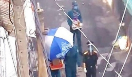 Xúc động cảnh chiến sĩ quân đội mang tro cốt F0 về nhà lặng lẽ mà trang nghiêm