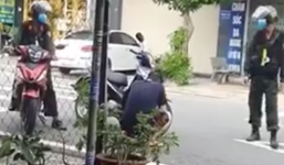 Đèo nhau ra đường trong lúc giãn cách, đôi vợ chồng bị CSCĐ xử phạt theo cách không ai nghĩ tới