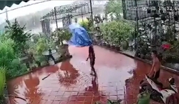 Đứng giữa ở sân nhà lúc trời mưa, nam thanh niên suýt bị sét đánh trúng người
