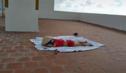 Chị gái nghi là F0 thản nhiên lên sân thượng nằm phơi nắng khiến hàng xóm bức xúc