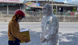 Giao tro cốt F0 về gia đình, chiến sĩ bộ đội rưng rưng vì một thứ trong hộp quà