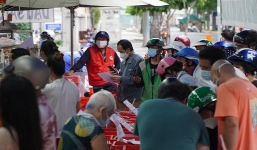 Người dân đổ xô mua bánh trung thu tại TP.HCM: Sẽ xử lý trách nhiệm cán bộ 