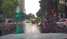 'Ma men' lái ô tô tông liên hoàn 4 xe máy đang chờ đèn đỏ ở Hà Nội