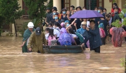 Quảng Ninh: Mưa lớn khiến nhiều tuyến đường ngập úng, quân đội phải điều xe đón học sinh