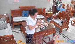 Thái độ của người mẹ khi thấy con ngã ngửa từ trên ghế xuống đất khiến cõi mạng 'cạn lời'