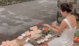 Người phụ nữ tới trước nhà 'con nợ' thắp hương cúng bái khiến công an phải can thiệp