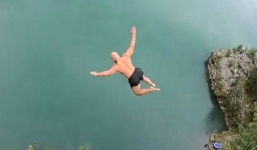 Cựu đặc nhiệm có cơ thể rắn chắc như sắt đá thực hiện cú nhảy không ai dám làm