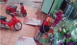 Nữ khách hàng muốn 'độn thổ' vì tưởng nhầm shipper đòi chụp hình mình