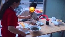 Thanh niên đi ăn mà quên ý thức ở nhà, chủ quán có hành động khiến ai cũng hả dạ