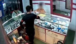 Đi bán điện thoại, người phụ nữ giở giọng 'mẹ thiên hạ' ép chủ shop phải mua