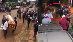 Trót đặt niềm tin nhầm chỗ, người phụ nữ khiêng quan tài đến nhà con nợ để đòi tiền