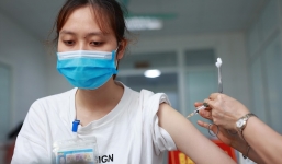 Bộ Y tế hoả tốc nhắc các địa phương bao phủ vaccine cho người dân, tránh 'dịch chồng dịch'