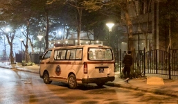 Hà Nội: Bé trai lớp 6 tử vong sau khi rơi từ tầng 22, mẹ khóc ngất tại hiện trường 