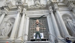 Chồng đầu leo 100 bậc trong vòng 53 giây, Quốc Cơ - Quốc Nghiệp tự phá kỷ lục của chính mình