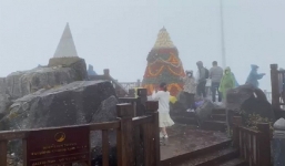 Du khách thích thú khi chứng kiến tuyết rơi trên đỉnh Fansipan sau lễ Giáng sinh