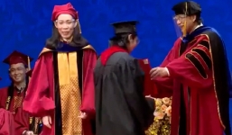 Lên nhận bằng tốt nghiệp, nữ sinh lôi ra 1 thứ ra khiến cả hội trường bất ngờ