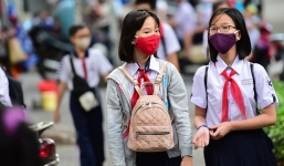 Hà Nội, TP.HCM và nhiều địa phương mở cửa đón học sinh đi học trở lại trong sáng 10/1